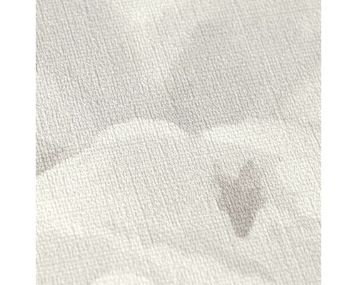 Detailopname van vliesbehang met linnenstructuur en een wolkenachtig aquarelmateriaal in grijs en wit.