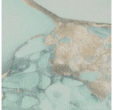 Close-up van gestructureerd behang met een abstract organisch patroon in mintgroen en beige.