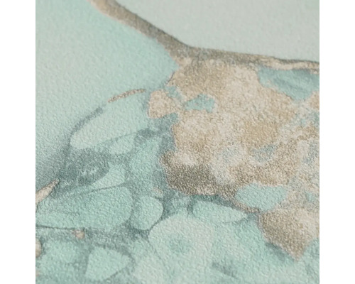 Close-up van gestructureerd behang met een abstract organisch patroon in mintgroen en beige.