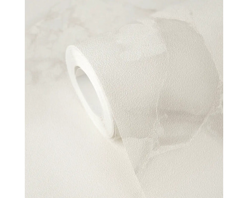 Gestructureerd vliesbehang met een subtiel steenpatroon op een rol.