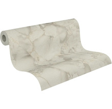 Vliesbehang met beige marmerlook en steenstructuur.