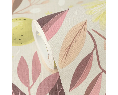 Vliesbehang met een groot bladerpatroon en een gestructureerd oppervlak, gedeeltelijk afgerolde behangrol.
