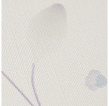 Detailopname van fijn gestructureerd behang met een floraal aquarelpatroon in paars en grijs.