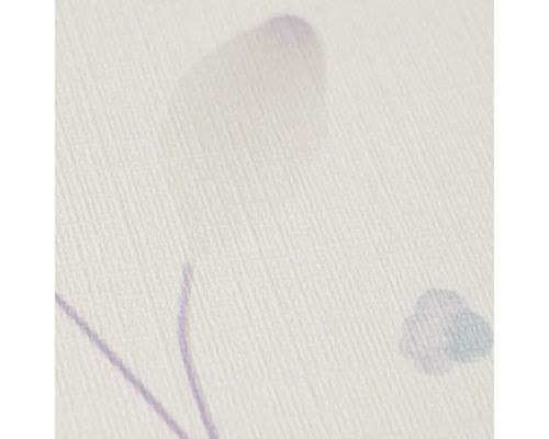 Detailopname van fijn gestructureerd behang met een floraal aquarelpatroon in paars en grijs.