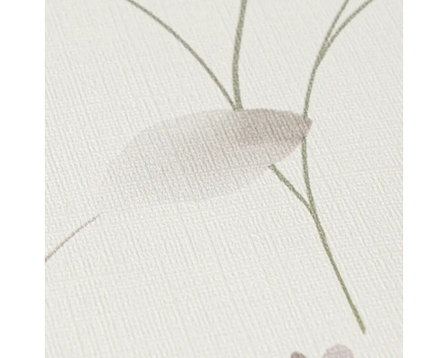 Detailopname van vliesbehang met linnenstructuur en een botanisch patroon van groene stelen en grijze bladeren.