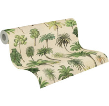 Vliesbehang op rol met groene geïllustreerde palmbomen op een beige achtergrond in een tropisch ontwerp.