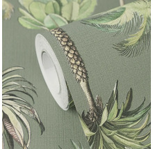 Behangrol met tropisch patroon van palmbomen en grote bladeren op een gestructureerd oppervlak.