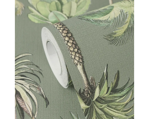 Behangrol met tropisch patroon van palmbomen en grote bladeren op een gestructureerd oppervlak.