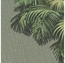Detailopname van vliesbehang met palmbladpatroon en een fijne linnenstructuur.