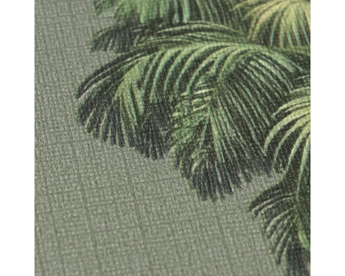 Detailopname van vliesbehang met palmbladpatroon en een fijne linnenstructuur.