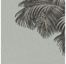 Detailopname van gestructureerd behang met een palmbladmotief in een geschetste stijl.