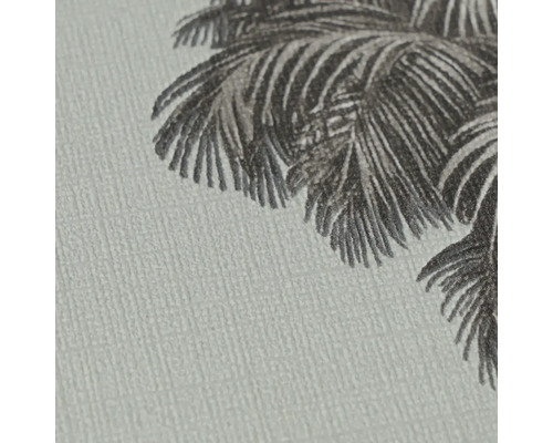 Detailopname van gestructureerd behang met een palmbladmotief in een geschetste stijl.