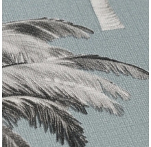 Detailweergave van blauw behang met palmbladmotief en gestructureerd oppervlak.