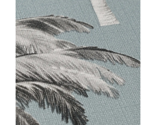 Detailweergave van blauw behang met palmbladmotief en gestructureerd oppervlak.