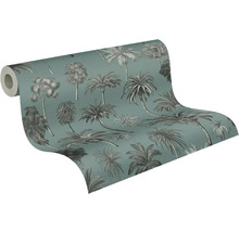 Vliesbehang met tropisch palmenpatroon in geïllustreerde stijl op een gedeeltelijk uitgerolde rol.