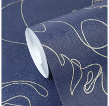 Gestructureerd donkerblauw behang met een abstract patroon van gebogen goudkleurige lijnen.