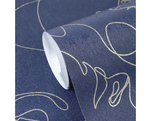 Gestructureerd donkerblauw behang met een abstract patroon van gebogen goudkleurige lijnen.