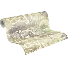 Gedeeltelijk afgerold behang met een botanisch natuurpatroon van bomen, planten en heuvels in een geschetste stijl.