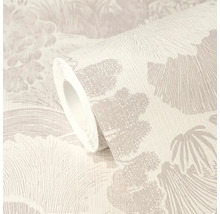 Behangrol met natuurpatroon van bladeren en planten, gestructureerd oppervlak met fijne verticale lijnen, beige tinten.