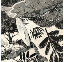 Rol behang met een zwart-wit natuurpatroon van bomen en bladeren in schetsstijl.