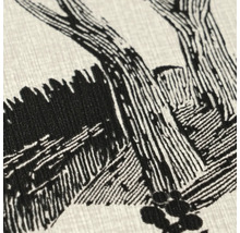 Detailopname van een gestructureerd behang met een zwart grafisch boompatroon in houtsnijstijl.