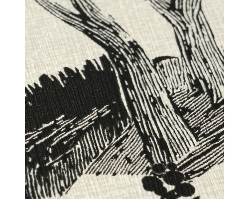 Detailopname van een gestructureerd behang met een zwart grafisch boompatroon in houtsnijstijl.