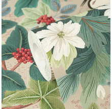 Close-up van een rol behang met een botanisch patroon van witte bloemen, groene bladeren en rode bessen.