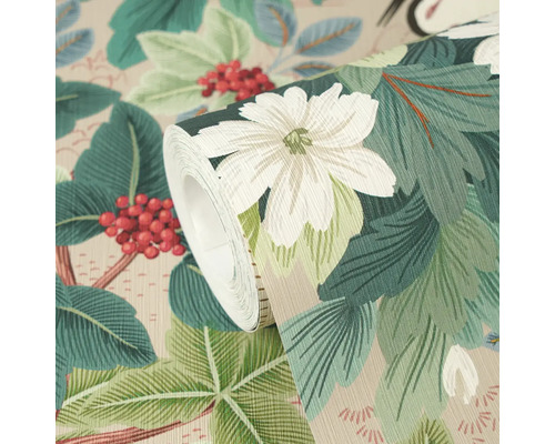Close-up van een rol behang met een botanisch patroon van witte bloemen, groene bladeren en rode bessen.