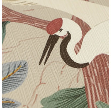 Detailopname van vliesbehang met een kraanvogelmotief en planten in een gestructureerde look.