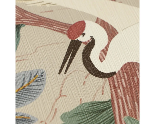 Detailopname van vliesbehang met een kraanvogelmotief en planten in een gestructureerde look.
