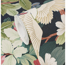 Rol vliesbehang met botanisch patroon, vogels, grote bladeren en bloemen.