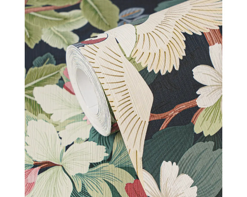 Rol vliesbehang met botanisch patroon, vogels, grote bladeren en bloemen.
