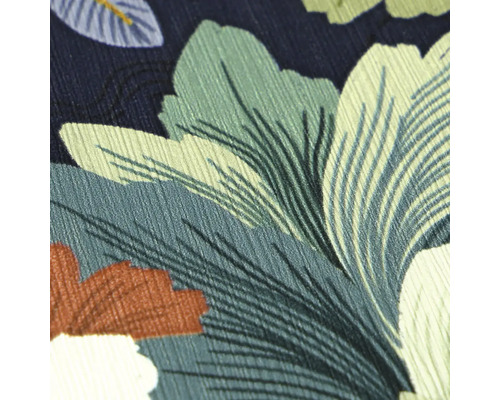 Gestructureerd vliesbehang met bloemenpatroon.