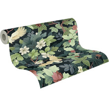 Vliesbehang met botanisch patroon van bladeren, bloemen en vliegende kraanvogels.