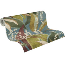 Vliesbehang met botanisch bladerpatroon in groen, blauw en aardetinten.
