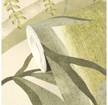 Vliesbehang met gestructureerd bladerpatroon en takken in natuurontwerp.