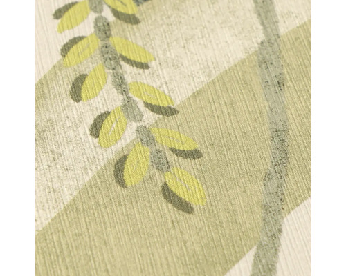 Detailopname van gestructureerd behang met een botanisch patroon van bladeren en takken.