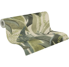 Vliesbehang met botanisch patroon, grote bladeren en varens in groen en beige.