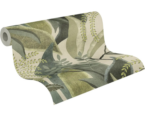 Vliesbehang met botanisch patroon, grote bladeren en varens in groen en beige.