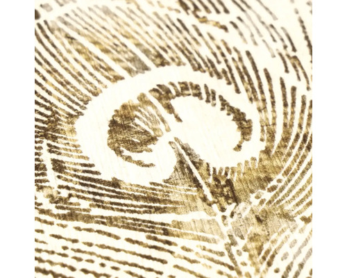 Detailopname van een behangpatroon met pauwenveermotief in geschetste look op een gestructureerd oppervlak.