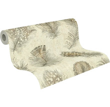 Vliesbehang met verenpatroon op een rol