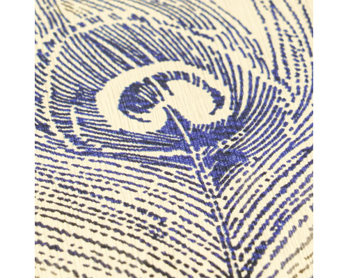 Vliesbehang met een gestructureerd pauwenveerpatroon van dichtbij.