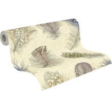 Vliesbehang met groot verenpatroon, crèmekleurig met gedetailleerde verengrafieken in natuurtinten.