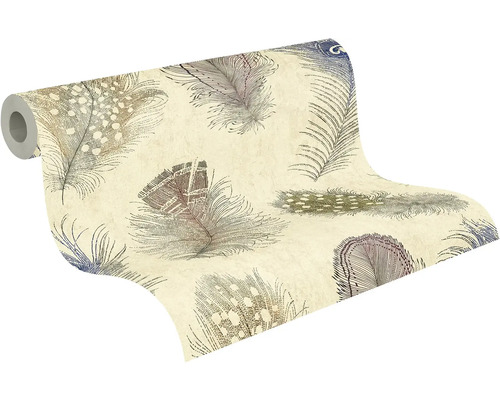 Vliesbehang met groot verenpatroon, crèmekleurig met gedetailleerde verengrafieken in natuurtinten.