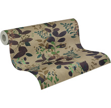 Vliesbehang met botanisch bladpatroon in paars, groen en bruin, rol gedeeltelijk afgerold.