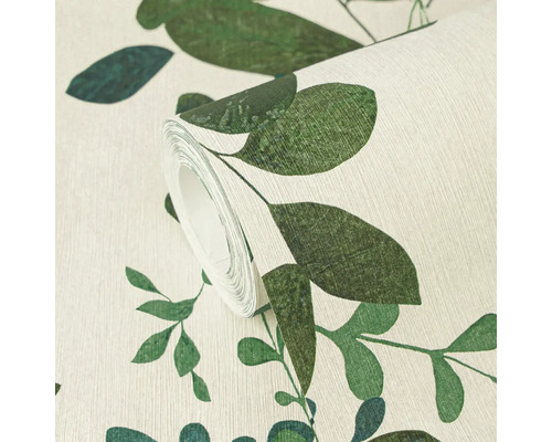 Vliesbehang met groen bladerpatroon op een lichte achtergrond met structuur.