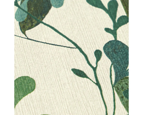 Vliesbehang met bladmotief en fijne verticale oppervlaktestructuur.