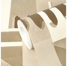 Vliesbehang in beige en bruin met abstract geometrisch patroon en gestructureerd oppervlak op een rol.