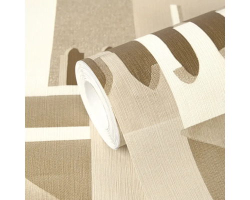 Vliesbehang in beige en bruin met abstract geometrisch patroon en gestructureerd oppervlak op een rol.