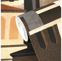 Rol getextureerd vliesbehang met abstract architectonisch patroon van gebouwen en bogen in bruin, beige, grijs en terracotta.